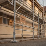Echafaudage fixe en acier avec ancrages et garde-corps pour sécurité façade