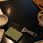 Nettoyer plaque induction : microfibre, liquide vaisselle et grattoir anti-rayures, trace de graisse sur vitrocéramique
