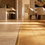 Jonction salon parquet et cuisine carrelage, profilé laiton discret