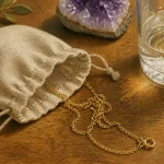 Collier doré emmêlé : signification spirituelle, chakra de la gorge et blocage émotionnel